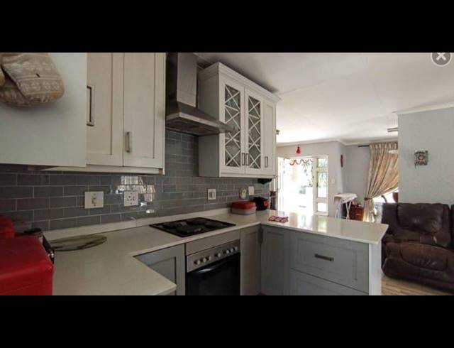 4 BEDROOM HOUSE FOR SALE IN DOUGLASDALE